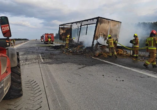 Pożar naczepy na A2. Autostrada całkowicie zablokowana