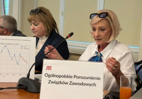 Premier obiecywał, że rozwiąże sprawę wynagrodzeń. "No to się go o to zapytamy"