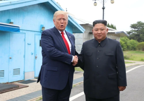 Trump uśmiecha się w stronę Kima? Wykonał znaczący gest