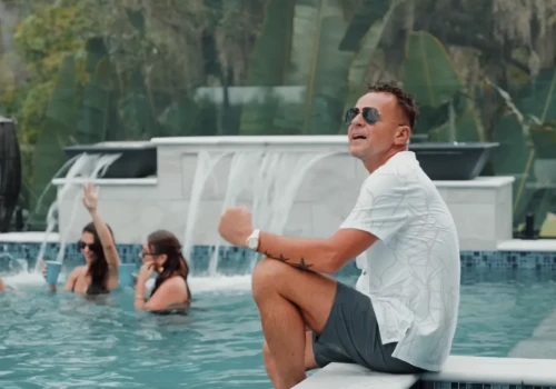 Vivat i Pamela Stone z premierą „Miami”. W klipie palmy i basenowa zabawa