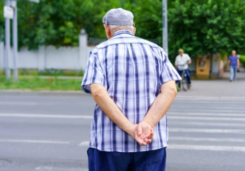 Splatasz ręce za plecami? Ten gest mówi o Tobie więcej niż myślisz
