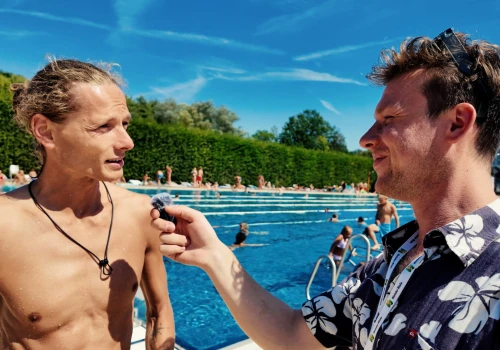Chłodna woda nie straszy. Tłumy na basenie w Cygańskim Lesie | WIDEO