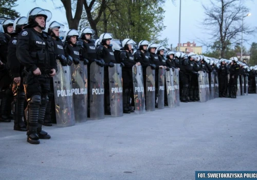 Policja pilnie dozbraja się w kaski i tarcze. Sprzęt ma wytrzymać kwas, ogień i uderzenie maczetą