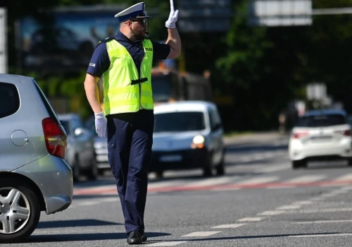 Policja wyjaśnia. Pierwszeństwo na skrzyżowaniu podczas cofania