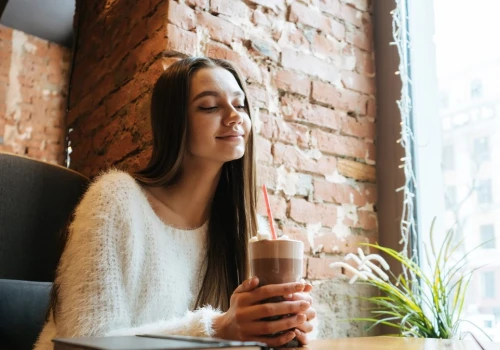 Bycie samemu przestaje być czymś strasznym. Influencerzy oswajają samotność