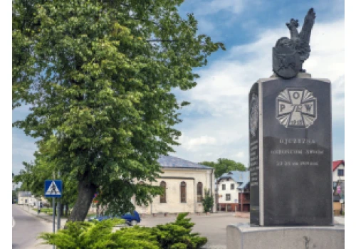 Obchody 107. rocznicy zwycięskiego Powstania Sejneńskiego - kwiaty pod pomnikiem