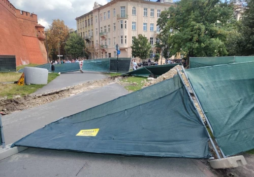 Tak wygląda plac budowy pod Wawelem. Zabezpieczenia nie wytrzymały wiatru