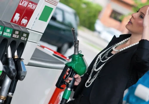 Podjeżdżam zatankować, a tu coś takiego. Diesel o 30 gr tańszy, niż każe rząd