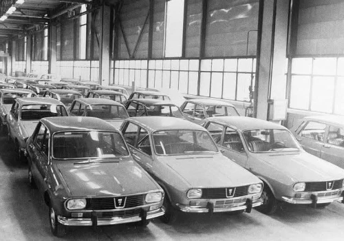 Dacia 1300 wyprzedziła Renault 12. Pierwsze 50 aut zbudowano na paradę polityczną