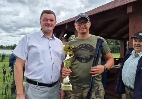Adrian Zając z Pucharem Wójta