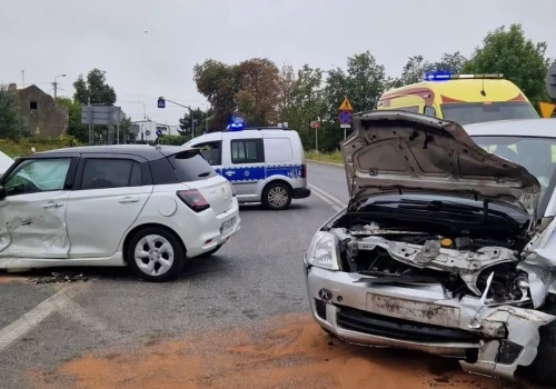 Zablokowana krajowa droga. Jedna osoba trafiła do szpitala