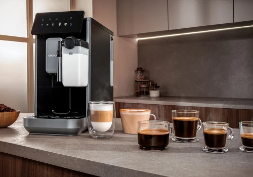 Cecotec Cremmaet Lungo Latte – kompaktowy ekspres do kawy o szerokości 18 cm