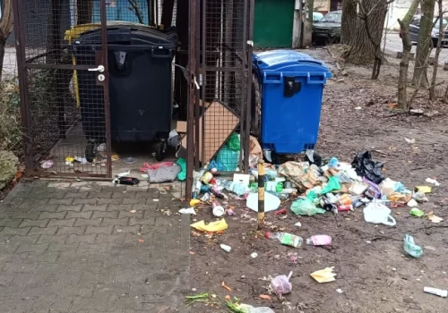 Rzecznik praw obywatelskich wkracza do akcji, bo śmieci gniją pod oknami