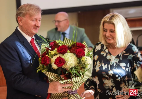 We czerwcu bezpardonowe rozstanie, w sierpniu uśmiechy i kwiaty dla odwołanych Lewandowskiego i Ory