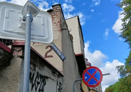 Odwrócone lustro na ul. Kołłątaja utrudnia wyjazd. Kierowcy mają ograniczoną widoczność