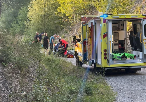 Śmigłowiec LPR lądował w Szczyrku. Rowerzysta ugległ wypadkowi na górskim szlaku