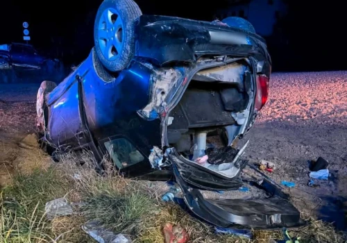 Suzuki wypadło z drogi i dachowało na polu. 72-latek został ranny