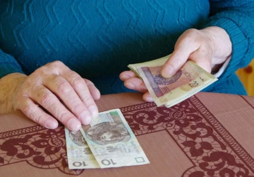 Pracujesz na emeryturze lub rencie? ZUS zmienia limity od 1 września. Przekroczysz tę kwotę, możesz stracić świadczenia