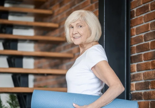 Framuga zamiast sprzętu fitness. Trening "w progu" robią osoby 60+
