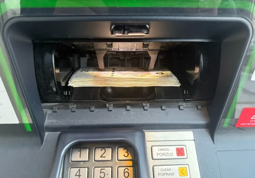 Ministerstwo Sprawiedliwości chce nagrywać każdego przy bankomacie. Za zasłoniętą twarz może grozić kara