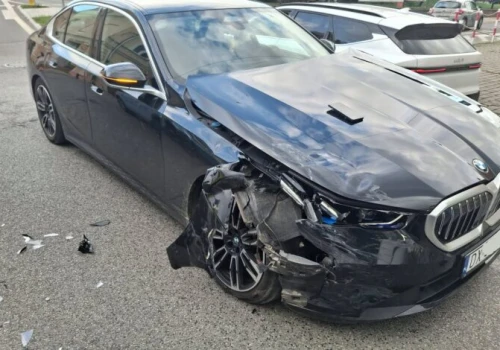 Zderzenie BMW i MG w centrum Piotrkowa