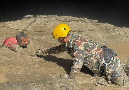 Tragedia w Nepalu. Ratownicy walczą z czasem, by odnaleźć pracowników uwięzionych w tunelach