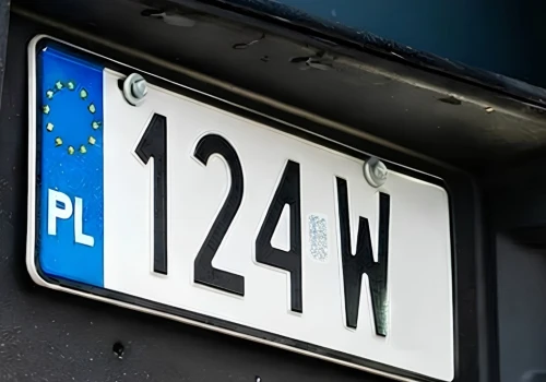 Odwrócone tablice rejestracyjne. Dostanie je 255 tys. aut