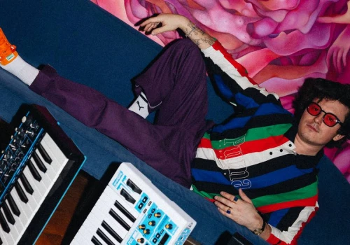 Sneakersy, syntezatory i tacosy. Klasyki Kuby Karasia