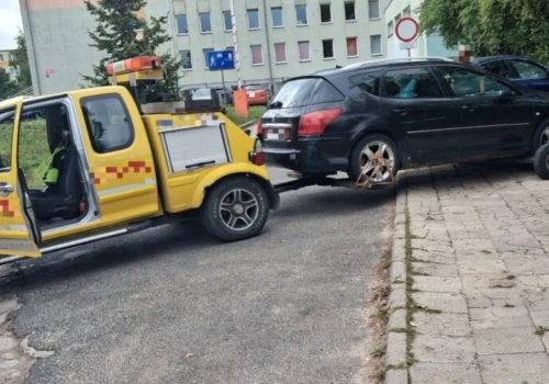 Tak kierowcy parkowali przed szkołą w Olsztynie. Niektórzy już nie zastali swoich samochodów