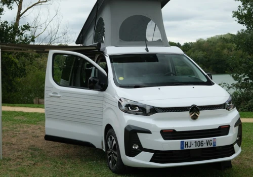 Citroen Holidays ma dwa łóżka, prysznic i kuchnię. Zmieści się na parkingu