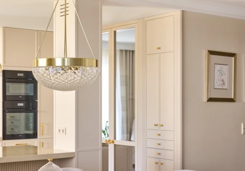 Apartament pod Gdynią niczym z paryskiej kamienicy. Zamiast przepychu, ukryte rozwiązania