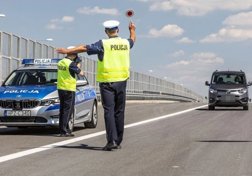 Kierowca przekroczył prędkość o 10 km/h. Czy policjant wlepi mandat?