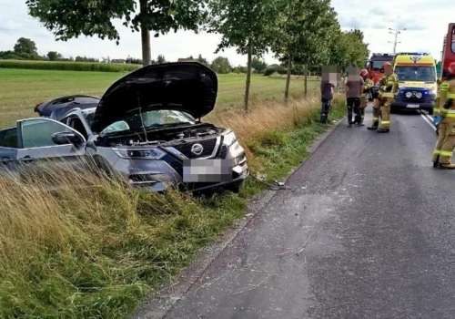Zderzenie dwóch aut w Grodzisku. Strażaczka przejeżdżała obok i natychmiast ruszyła na pomoc