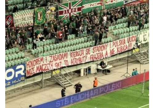 Wrocław: antywiślacki transparent na młynie Śląska w meczu z Pogonią