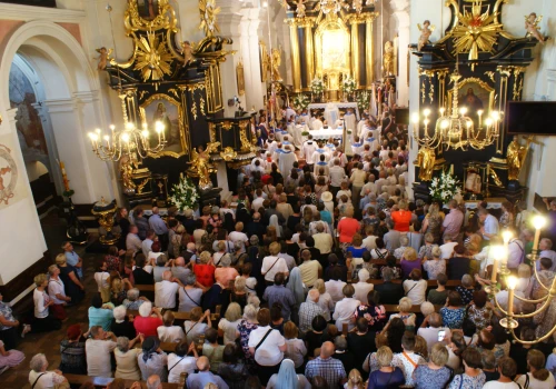 Cztery rycerskie miecze pojawią się za tuchowskim obrazem. Przed bitwą rycerze ocierali je o fundamenty świątyni