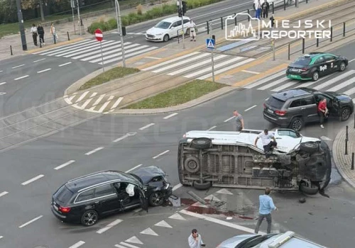Zderzenie busa z Audi. Bus na boku. Kierujący Audi oddalił się z miejsca zdarzenia