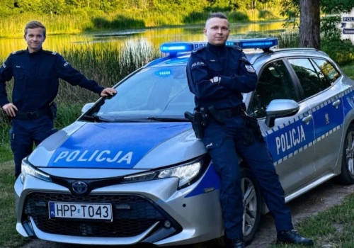 Policjanci zauważyli pożar podczas patrolu. Ewakuowali pięć osób, jeden z nich trafił do szpitala