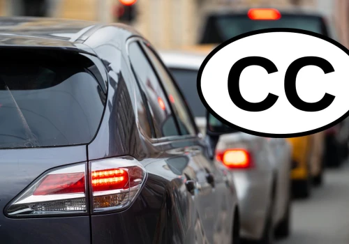 Co daje naklejka CC na samochodzie? Kierowcy często źle rozumieją ten skrót