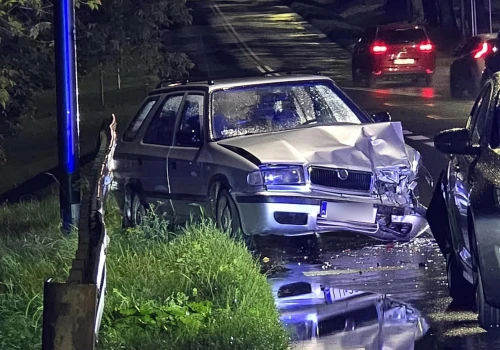 Zderzenie dwóch aut na ul. Zemborzyckiej. Jeden z kierowców zaczął uciekać pieszo