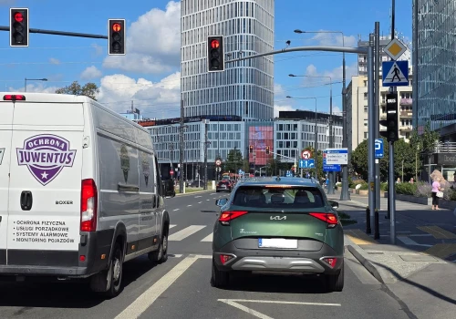 Czy kiedy stoisz legalnie na buspasie, to obowiązują Cię znaki dla autobusów?