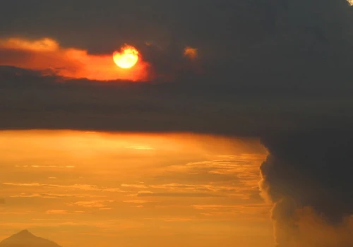 Erupcja gigantycznego wulkanu. Setki lotów odwołane. Planują zasiew chmur
