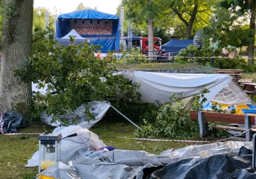 Dramat na dożynkach w Rzeczu z udziałem gwiazdy disco polo! Trzy osoby ranne. Lądował śmigłowiec LPR