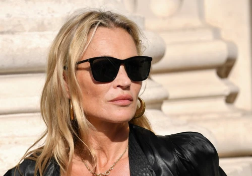 Kate Moss to królowa jesiennych stylizacji. Jak nosi płaszcze i ramoneski?