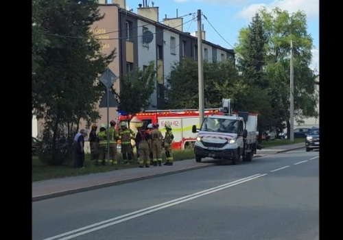 3-latek odpalił Audi rodziców i przejechał 20 metrów. Wjechał w skrzynkę internetową na osiedlu w Lędzinach