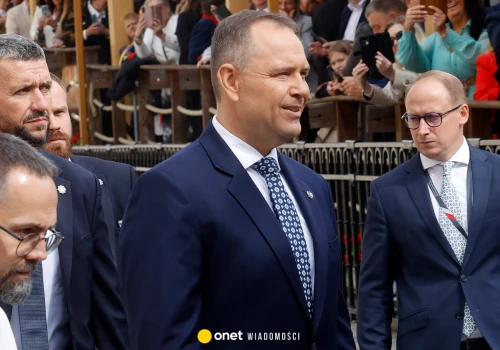 Karol Nawrocki tłumaczy się rolnikom na Jasnej Górze. 