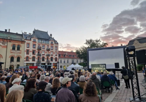 Teatr wyszedł na plac. Krakowianie licznie przyszli na rozmowę o demokracji