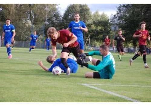 Derby powiatu w Kołaczycach dla Tempa Nienaszów. Damian Niemczyński obronił rzut karny w doliczonym czasie gry. Trzy czerwone kartki