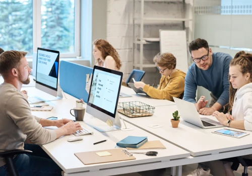 PwC: AI podniesie zarobki w jednych zawodach, obniży w innych