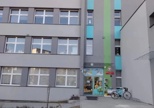 Fragmenty ostrza wykryto przed zjedzeniem posiłku przez dzieci. Przedstawiamy odpowiedzi dyrektor PM nr 25 w Jaworznie
