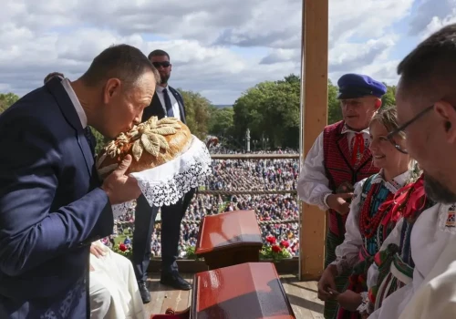 Wieś murem za prezydentem Nawrockim. Zdumiewające oceny w sondażu